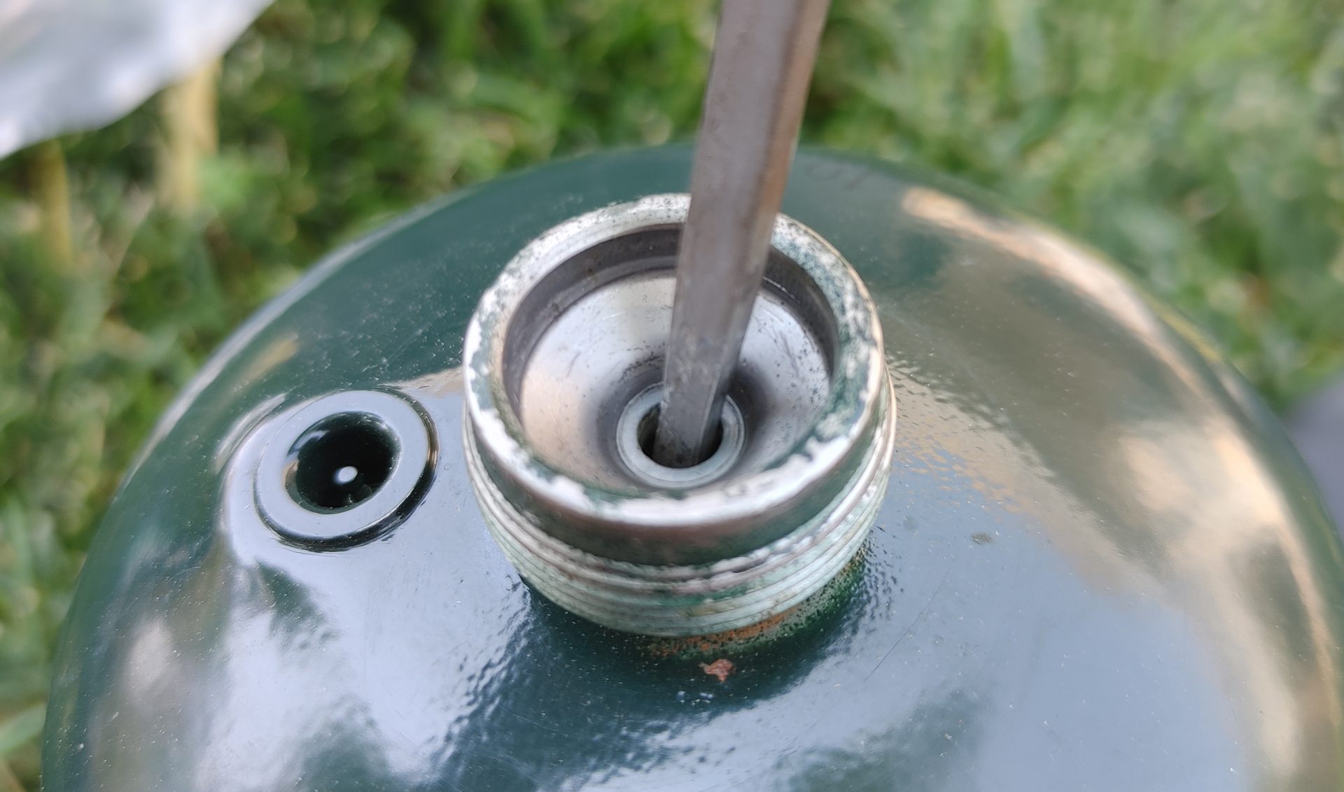 Propane tank valve removal tool 